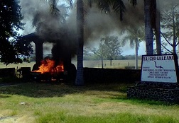 Incendiaron vehículo en el acceso al “Rancho Galeana”, sobre la carretera Apatzingán-Aguililla