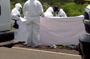 Localizan los cadáveres de dos hombres no identificados en Cuitzeo, Michoacán, con narco mensaje