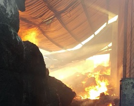 Se registra un fuerte incendio en la Tenencia de Jeraguaro, Michoacán, en el que trabajan bomberos de la ABEM