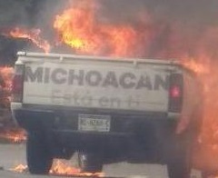 Comuneros retuvieron unidades comerciales, bloquearon carretera y quemaron vehículo del Gobierno de Michoacán en la carretera Uruapan- Carapan