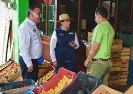 Visitan locatarios del Mercado de Abastos Carlos Quintana y Alma Mireya González Sánchez, en Morelia