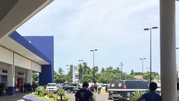 En ciudad Lázaro Cárdenas Un cuenta habiente fue baleado al salir de la sucursal bancaria Bancomer ubicada, en la Plaza Las Américas