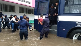 Policía de Michoacán, rescata al menos a unos 20 personas a traspasa en la biblioteca del Planetario, ubicada sobre la calzada Ventura Puente, misma resultó inundada por el fuerte aguacero que registró la tarde de hoy.