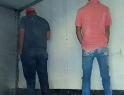 En un operativo, elementos de la Policía de Michoacán localizaron a tres hombres privados de la libertad, encerrados en un camión torton, sobre la carrera Pátzcuaro-Santa Clara, a la altura de la ranchería de Quercus.