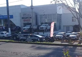 Un comando fuertemente armado, con lujo de violencia robÓ siete vehículos de lujo, de las instalaciones de la agencia de automóviles Chevrolet, ubicada en el Paseo de La Revolución frente al parque La Pinera en Uruapan